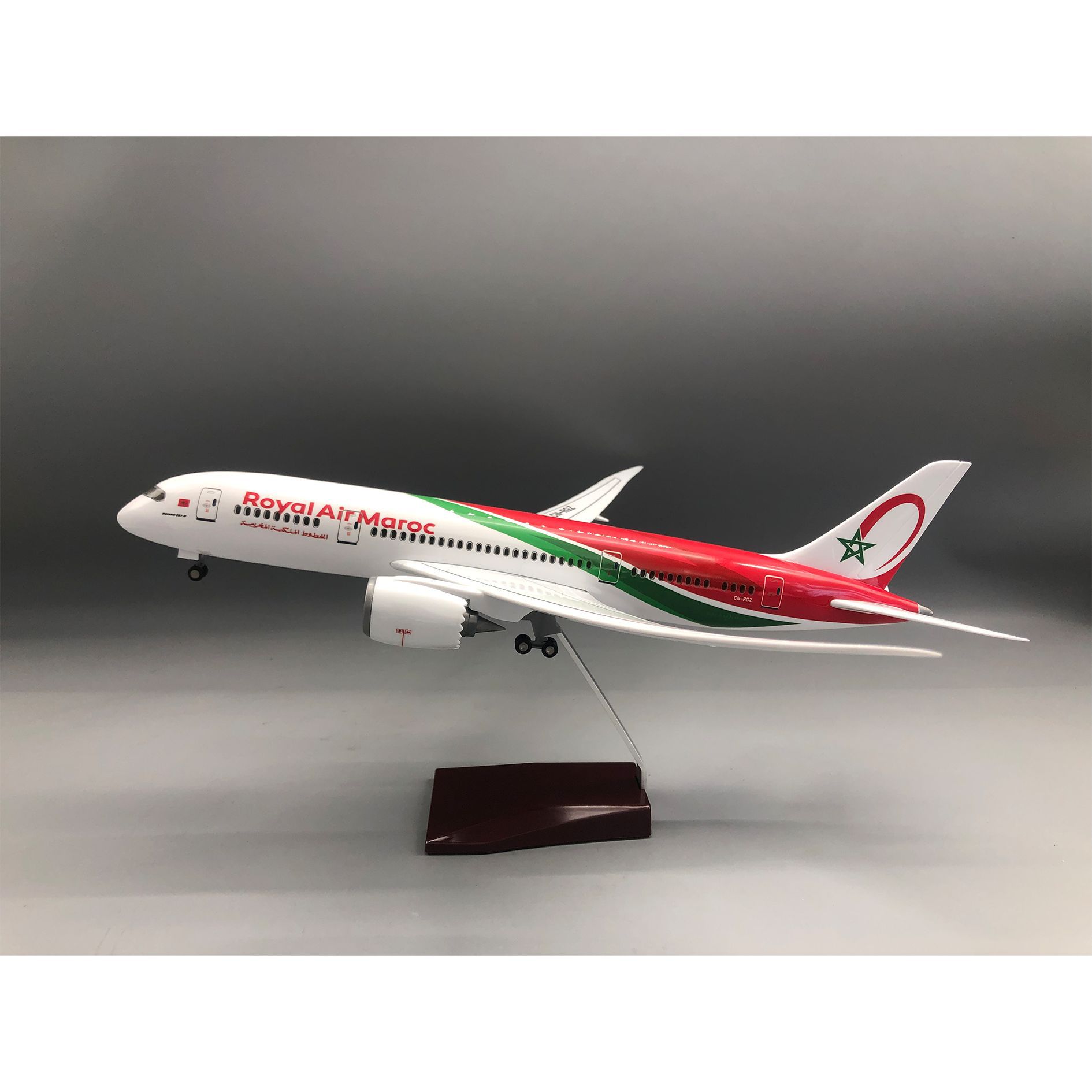 Home Office Architecture - 1/130スケール ロイヤル・エア・マロク 787 飛行機模型 スタンド付き 大人向け航空記念品