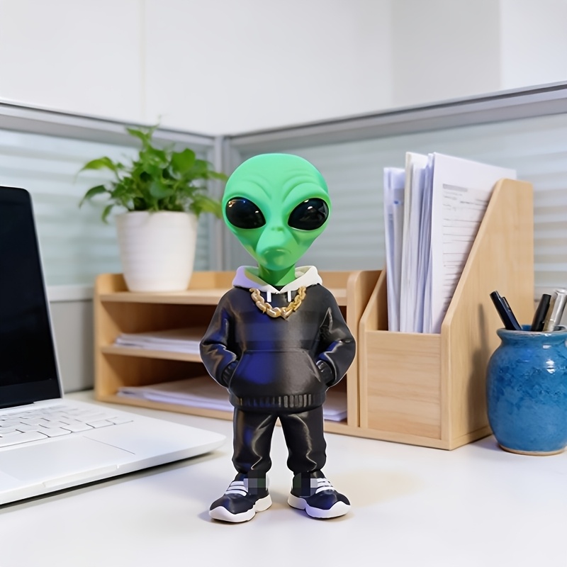 Home Office Bookshelves - 1ピースグリーンエイリアンフィギュア、ポケットデザイン付き、3Dプリントエイリアンデコレーション、黒い服を着たエイリアンフィギュア、立っているエイリアンフィギュアデスクトップオーナメント、オフィスデスクデコレーション、家の装飾、デスク、オフィスデスク、本棚、リビングルーム、寝室などに置くのに適しています。 贈り物として最適な贈り物です。