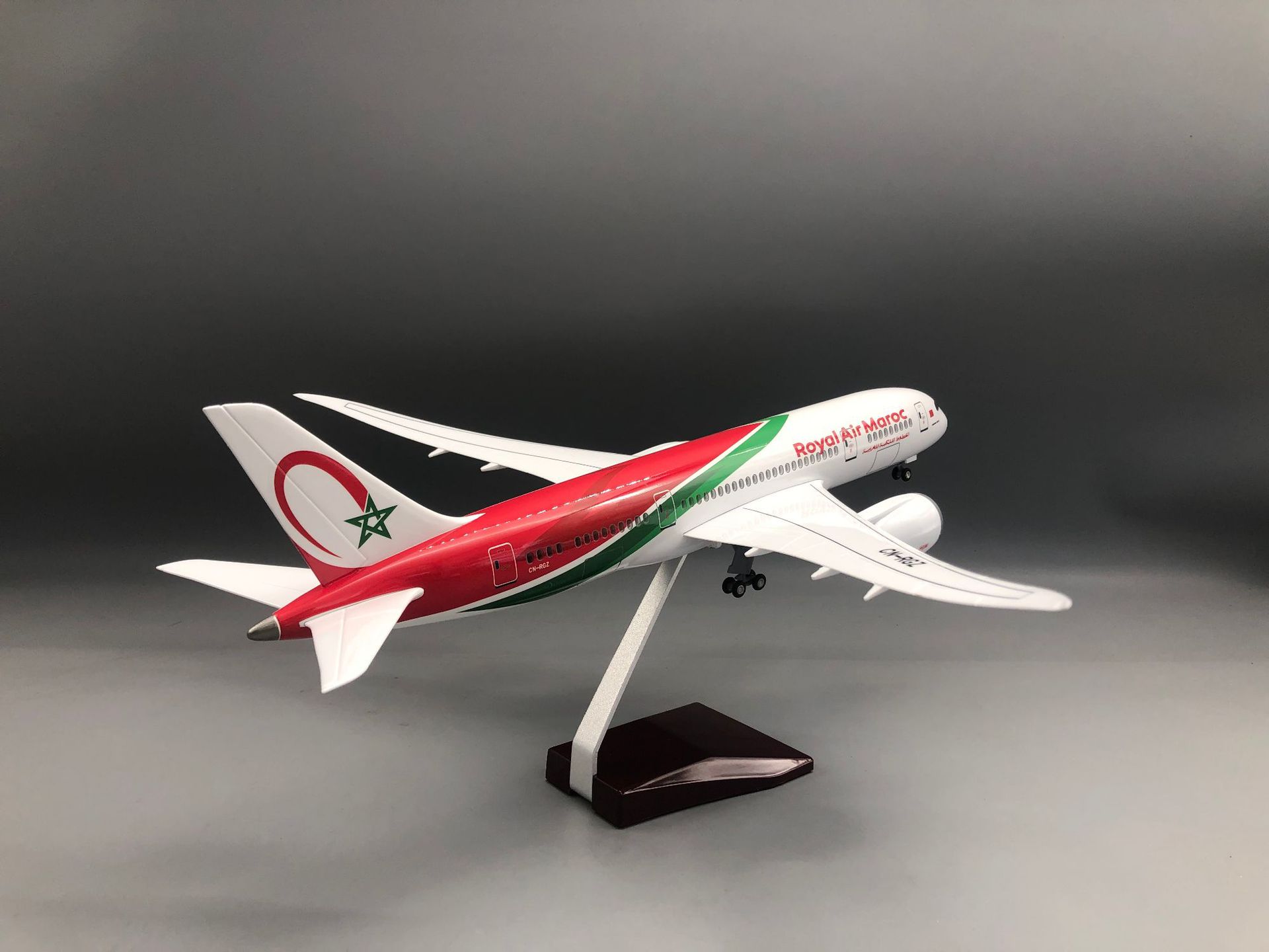 1/130スケール ロイヤル・エア・マロク 787 飛行機模 - Home Office Architecture のレビューと価格