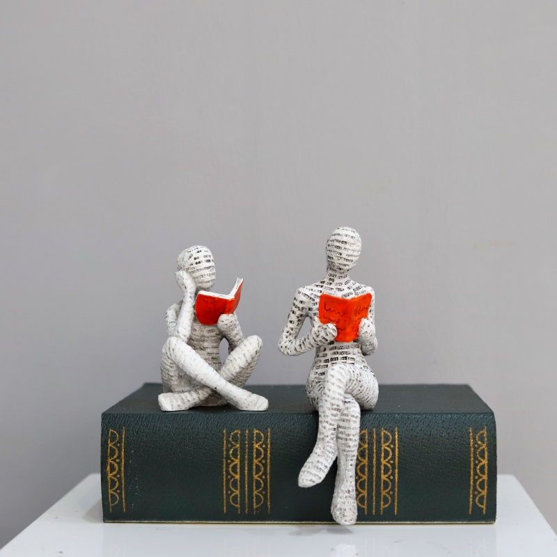 1個入り、読書する女性像の装飾品、創造的なアートデザイン、モ - Home Office Bookshelves のレビューと価格