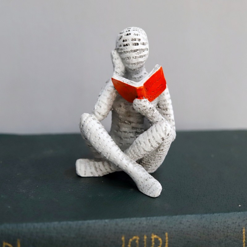 1個入り、読書する女性像の装飾品、創造的なアートデザイン、モ - Home Office Bookshelves のレビューと価格