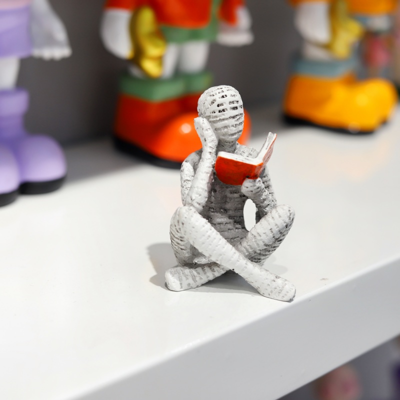 1個入り、読書する女性像の装飾品、創造的なアートデザイン、モ - Home Office Bookshelves のレビューと価格
